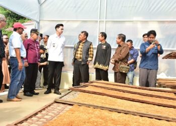 Wakil Bupati Sumedang M. Fajar Aldila menyerahkan bantuan sarana dan prasarana pendukung usaha tani di Kelompok Tani Mandiri Dusun Cibogo Desa/Kecamatan SukasariKamis (30/4/2026).(Foto: Humas Pemkab Sumedang)