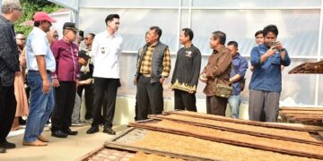 Wakil Bupati Sumedang M. Fajar Aldila menyerahkan bantuan sarana dan prasarana pendukung usaha tani di Kelompok Tani Mandiri Dusun Cibogo Desa/Kecamatan SukasariKamis (30/4/2026).(Foto: Humas Pemkab Sumedang)