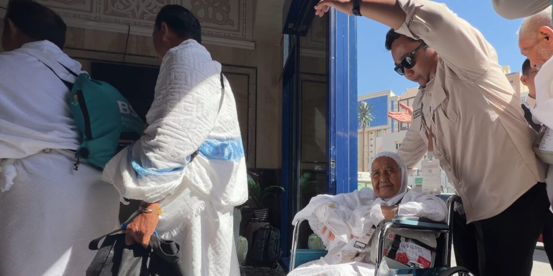 Petugas haji bantu jemaah haji lansia.(Foto: Humas Kemenhaj)