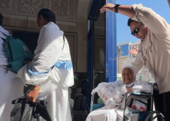 Petugas haji bantu jemaah haji lansia.(Foto: Humas Kemenhaj)