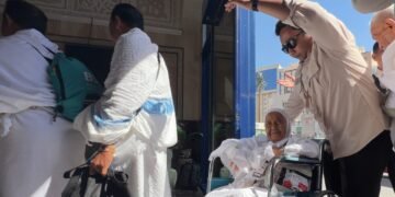 Petugas haji bantu jemaah haji lansia.(Foto: Humas Kemenhaj)