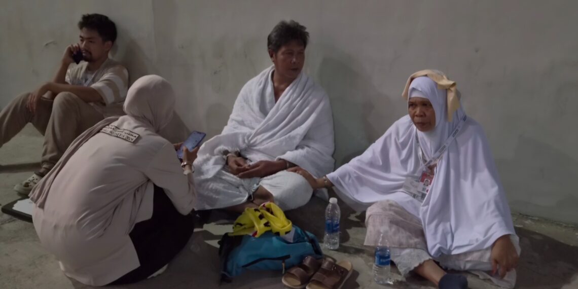 Petugas Kemenhaj melakukan pertolongan kepada jemaah haji selama di Mina dalam rangka mobile crisis center.(Foto: Kemenhaj)