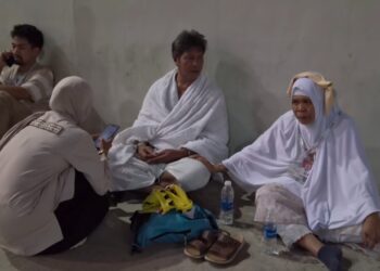 Petugas Kemenhaj melakukan pertolongan kepada jemaah haji selama di Mina dalam rangka mobile crisis center.(Foto: Kemenhaj)