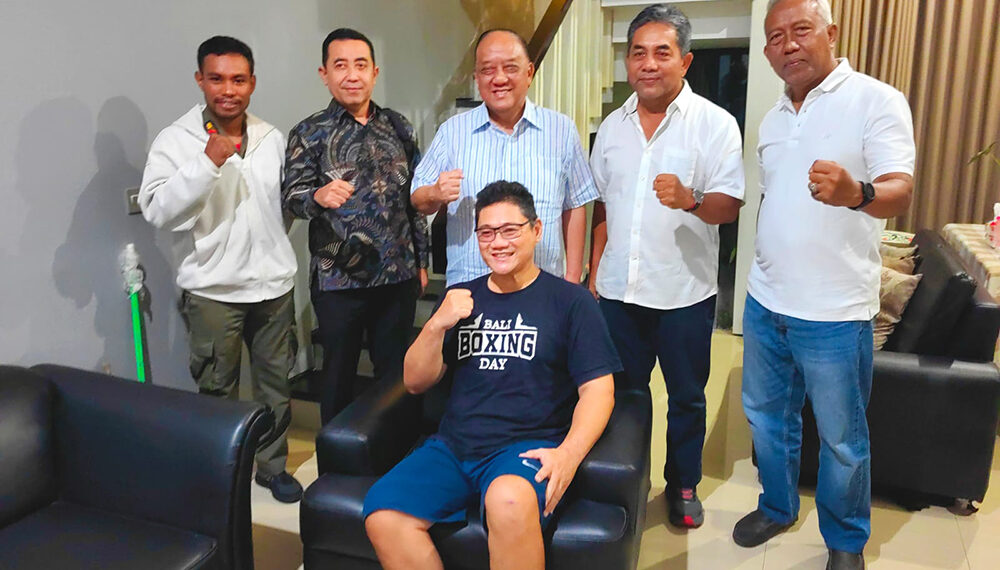 Ketua KONI Pusat Letjen TNI Purn Marciano Norman beseta jajaran jenguk Pino Bahari yang sakit.(Foto: KONI Pusat)