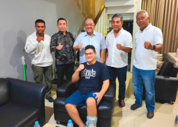 Ketua KONI Pusat Letjen TNI Purn Marciano Norman beseta jajaran jenguk Pino Bahari yang sakit.(Foto: KONI Pusat)