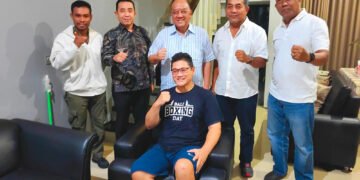 Ketua KONI Pusat Letjen TNI Purn Marciano Norman beseta jajaran jenguk Pino Bahari yang sakit.(Foto: KONI Pusat)