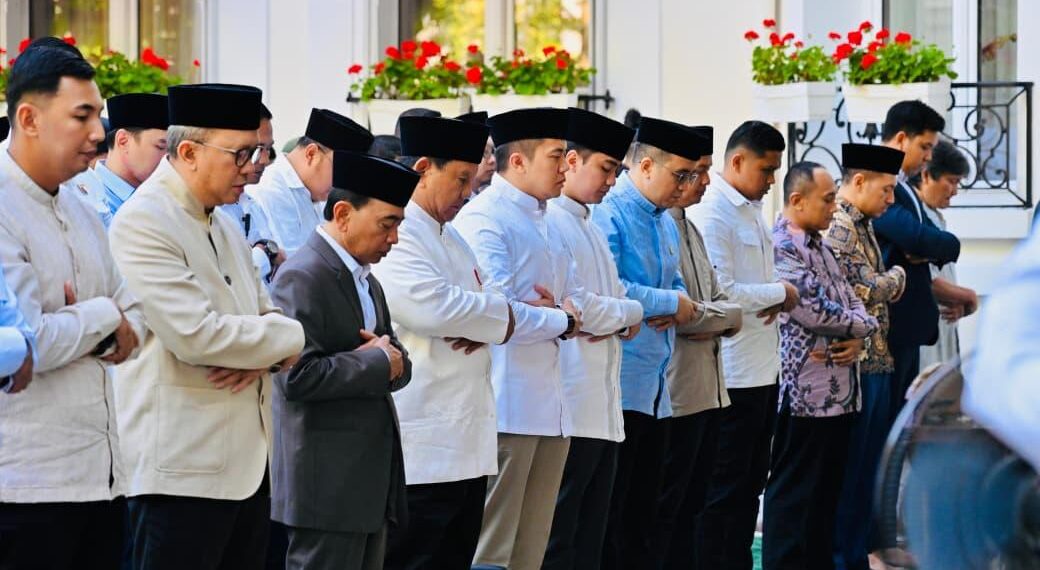 Presiden Prabowo Subianto shalat Iduladha 2026 di Paris.(Foto: Setneg)