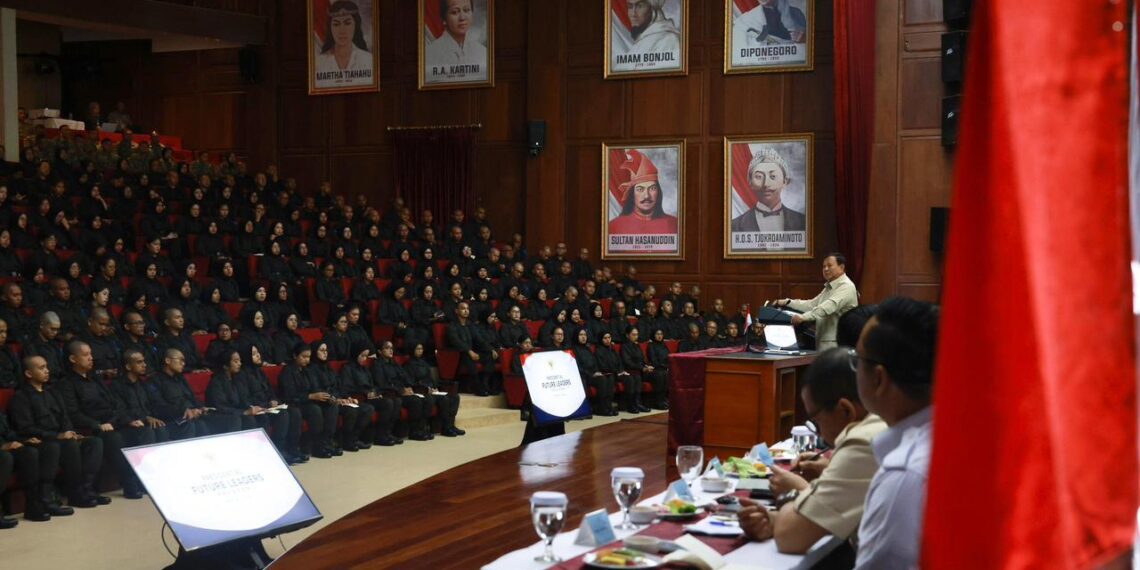Presiden Prabowo memberikan taklimat kepada para peserta Presidential Future Leaders Program 2026.(Foto: Setkab)