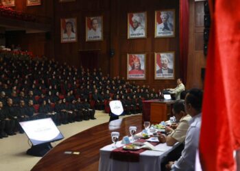 Presiden Prabowo memberikan taklimat kepada para peserta Presidential Future Leaders Program 2026.(Foto: Setkab)