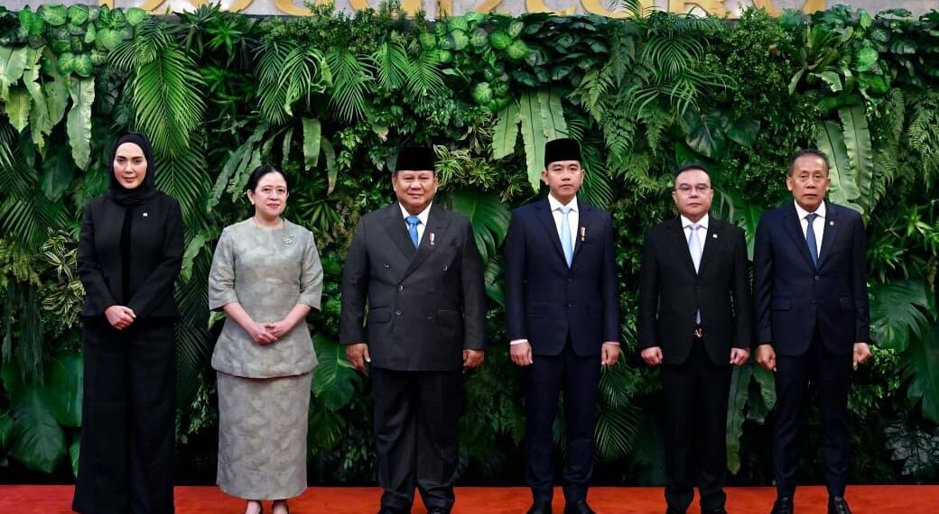 Presiden Prabowo Subianto berfoto bersama Wapres Gibran Rakabuming Raka, Ketua DPR Puan Maharani, dan para Wakil Ketua DPR usai pidato kerangka umum APBN 2027.(Foto: Setneg)