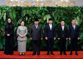 Presiden Prabowo Subianto berfoto bersama Wapres Gibran Rakabuming Raka, Ketua DPR Puan Maharani, dan para Wakil Ketua DPR usai pidato kerangka umum APBN 2027.(Foto: Setneg)