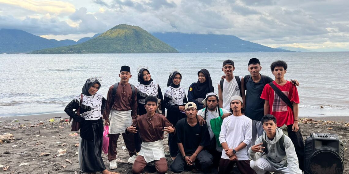 Pegiat kreatif di Maluku Utara saat menggarap program Aktif Musik Kementerian Ekraf.(Foto: Dok. Biro Komunikasi Kementerian Ekraf/ Badan Ekraf)