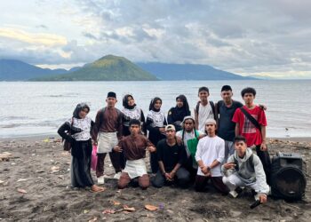 Pegiat kreatif di Maluku Utara saat menggarap program Aktif Musik Kementerian Ekraf.(Foto: Dok. Biro Komunikasi Kementerian Ekraf/ Badan Ekraf)
