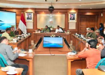 Menteri Kehutanan (Menhut) Raja Juli Antoni didampingi Wakil Menteri Kehutanan (Wamenhut) Rohmat Marzuki, memimpin rapat rapat rutin bersama tim Satgas Percepatan Penetapan Status Hutan Adat di Jakarta (30/04/2026). (Foto: Humas Kemenhut)