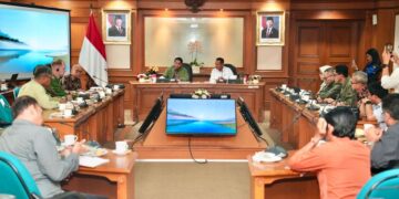 Menteri Kehutanan (Menhut) Raja Juli Antoni didampingi Wakil Menteri Kehutanan (Wamenhut) Rohmat Marzuki, memimpin rapat rapat rutin bersama tim Satgas Percepatan Penetapan Status Hutan Adat di Jakarta (30/04/2026). (Foto: Humas Kemenhut)