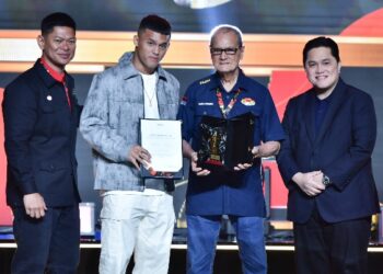 Komite Olimpiade Indonesia menganugerahkan The Game Changer Award kepada para atlet, pelatih, federasi, dan tokoh olahraga nasional seperti Rizki Juniansyah dalam Rapat Anggota NOC Indonesia di Ballroom Fairmont Hotel, Senayan, Jakarta, Sabtu (9/5).(foto:bagus/kemenpora.go.id)