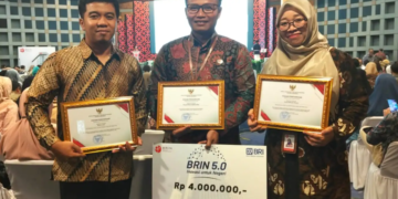 Kepala Badan Riset dan Inovasi Nasional (BRIN) Arif Satria menyerahkan hadiah apresiasi berupa tablet premium iPad Pro, kepada siswa SMP penemu celah keamanan NASA, Firoos Ghatfaan Ramadhan (14 tahun).(Foto: Humas BRIN)