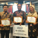Kepala Badan Riset dan Inovasi Nasional (BRIN) Arif Satria menyerahkan hadiah apresiasi berupa tablet premium iPad Pro, kepada siswa SMP penemu celah keamanan NASA, Firoos Ghatfaan Ramadhan (14 tahun).(Foto: Humas BRIN)