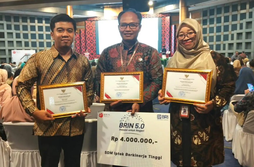Kepala Badan Riset dan Inovasi Nasional (BRIN) Arif Satria menyerahkan hadiah apresiasi berupa tablet premium iPad Pro, kepada siswa SMP penemu celah keamanan NASA, Firoos Ghatfaan Ramadhan (14 tahun).(Foto: Humas BRIN)