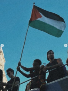 Lamine Yamal kibarkan bendera Palestina saat pesta juara Li Liga 2025-2026.(Image: IG/Lamine Yamal)