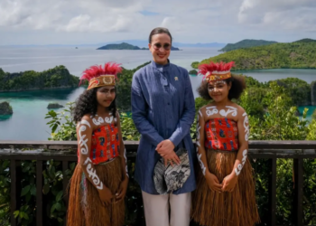 Menteri Pariwisata (Menpar) Widiyanti Putri Wardhana melanjutkan rangkaian kunjungan kerja hari kedua di Kabupaten Raja Ampat, Papua Barat Daya, dengan meninjau penguatan tata kelola destinasi pariwisata kelas dunia serta kesiapan revalidasi status UNESCO Global Geopark (UGGp) Raja Ampat.(Foto: Humas Kemenpar)