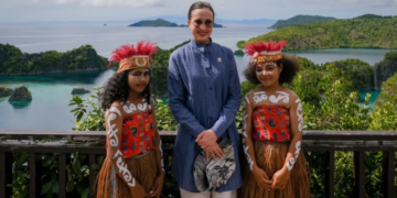 Menteri Pariwisata (Menpar) Widiyanti Putri Wardhana melanjutkan rangkaian kunjungan kerja hari kedua di Kabupaten Raja Ampat, Papua Barat Daya, dengan meninjau penguatan tata kelola destinasi pariwisata kelas dunia serta kesiapan revalidasi status UNESCO Global Geopark (UGGp) Raja Ampat.(Foto: Humas Kemenpar)