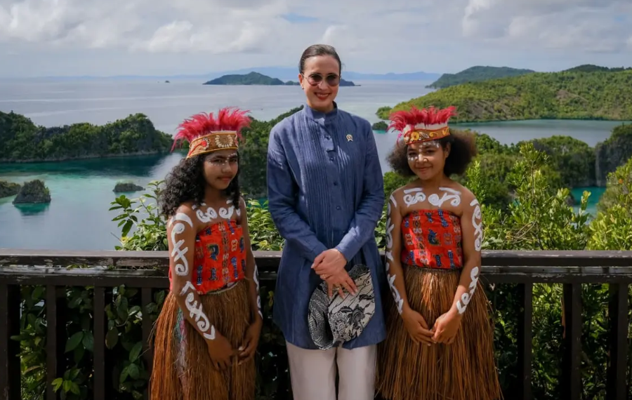 Menteri Pariwisata (Menpar) Widiyanti Putri Wardhana melanjutkan rangkaian kunjungan kerja hari kedua di Kabupaten Raja Ampat, Papua Barat Daya, dengan meninjau penguatan tata kelola destinasi pariwisata kelas dunia serta kesiapan revalidasi status UNESCO Global Geopark (UGGp) Raja Ampat.(Foto: Humas Kemenpar)