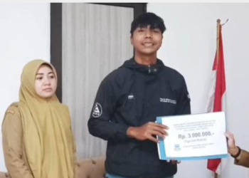 Dinsos Kabupaten Garut memberikan santunan kepada warga Garut yang sempat terlantar di NTT.(Foto: Humas Pemkab Garut)
