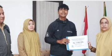 Dinsos Kabupaten Garut memberikan santunan kepada warga Garut yang sempat terlantar di NTT.(Foto: Humas Pemkab Garut)