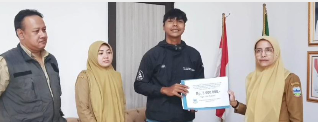 Dinsos Kabupaten Garut memberikan santunan kepada warga Garut yang sempat terlantar di NTT.(Foto: Humas Pemkab Garut)