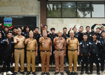 Bupati Garut, Abdusy Syakur Amin, secara resmi melepas kontingen atlet Persatuan Sepakbola Indonesia Garut (Persigar) yang akan berlaga di putaran Nasional Liga 4 di Pasuruan, Jawa Timur.(Foto: Humas Pemkab Garut)