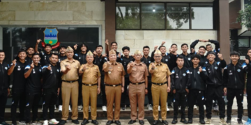 Bupati Garut, Abdusy Syakur Amin, secara resmi melepas kontingen atlet Persatuan Sepakbola Indonesia Garut (Persigar) yang akan berlaga di putaran Nasional Liga 4 di Pasuruan, Jawa Timur.(Foto: Humas Pemkab Garut)