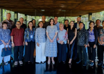 Menteri Pariwisata (Menpar) Widiyanti Putri Wardhana (tengah, dress baju biru) berfoto bersama stakeholder pariwisata. Menpar mendorong pemerataan investasi pariwisata yang berkelanjutan agar tidak hanya terkonsentrasi di Bali, tetapi juga menjangkau berbagai destinasi potensial di seluruh Indonesia.(Foto: Humas Kemenpar)