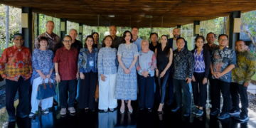 Menteri Pariwisata (Menpar) Widiyanti Putri Wardhana (tengah, dress baju biru) berfoto bersama stakeholder pariwisata. Menpar mendorong pemerataan investasi pariwisata yang berkelanjutan agar tidak hanya terkonsentrasi di Bali, tetapi juga menjangkau berbagai destinasi potensial di seluruh Indonesia.(Foto: Humas Kemenpar)