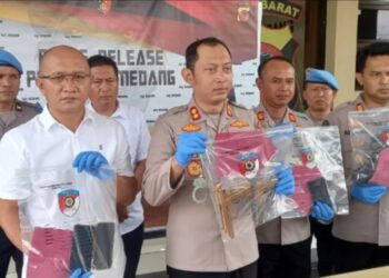 Kapolres Sumedang, AKBP Sandityo Mahardika, menunjukan barang bukti disita dari para pelaku.(Foto:Istimewa).