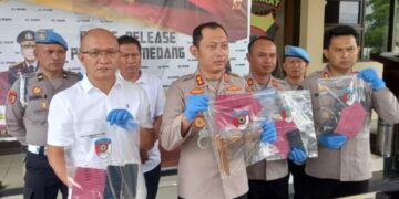 Kapolres Sumedang, AKBP Sandityo Mahardika, menunjukan barang bukti disita dari para pelaku wartawan dan polisi gadungan.(Foto:Istimewa).