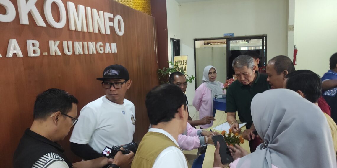 Sekretaris Daerah Kabupaten Kuningan, U. Kusmana (baju hijau tua) bersama Tim GDD (Gerakan Disiplin Daerah) melakukan inspeksi mendadak (sidak) ke sejumlah perangkat daerah pada Jumat (29/5/2026) untuk memastikan tingkat kehadiran Aparatur Sipil Negara (ASN) pasca libur dan cuti bersama Hari Raya Iduladha 1447 Hijriah.(Foto: Humas Pemkab Kuningan)
