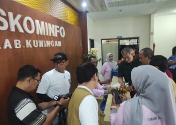 Sekretaris Daerah Kabupaten Kuningan, U. Kusmana (baju hijau tua) bersama Tim GDD (Gerakan Disiplin Daerah) melakukan inspeksi mendadak (sidak) ke sejumlah perangkat daerah pada Jumat (29/5/2026) untuk memastikan tingkat kehadiran Aparatur Sipil Negara (ASN) pasca libur dan cuti bersama Hari Raya Iduladha 1447 Hijriah.(Foto: Humas Pemkab Kuningan)