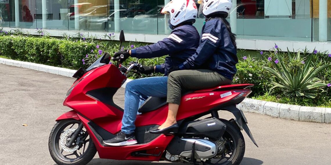 Naik sepeda motor boncengan.(Foto: Korlantas Polri)