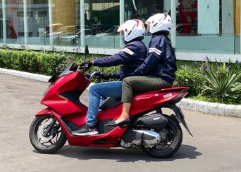 Naik sepeda motor boncengan.(Foto: Korlantas Polri)