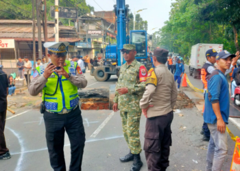 Jalan Raya Lenteng Agung, Jagakarsa, Jakarta Selatan, mengalami amblas pada Jumat (29/5/2026) diduga berkaitan dengan fenomena sinkhole.(Foto: Korlantas Polri)