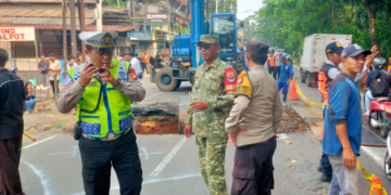 Jalan Raya Lenteng Agung, Jagakarsa, Jakarta Selatan, mengalami amblas pada Jumat (29/5/2026) diduga berkaitan dengan fenomena sinkhole.(Foto: Korlantas Polri)