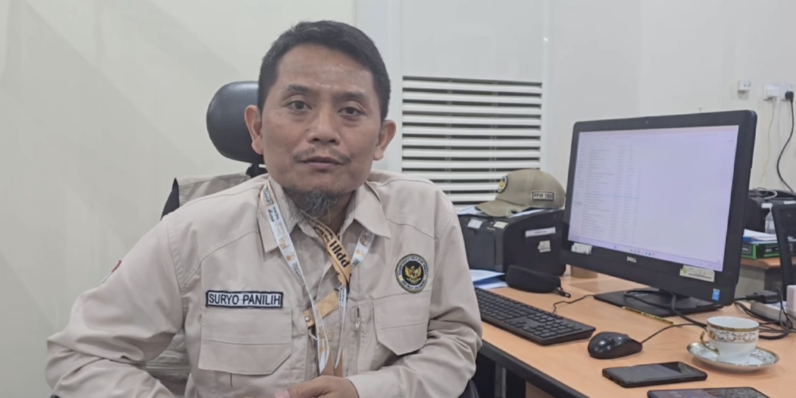 Kepala Seksi Layanan Akomodasi PPIH Arab Saudi Daker Makkah, Suryo Panilih menjelaskan larangan jemur pakaian di atap hotel.(Foto: Humas Kemenhaj)