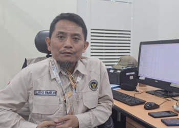Kepala Seksi Layanan Akomodasi PPIH Arab Saudi Daker Makkah, Suryo Panilih menjelaskan larangan jemur pakaian di atap hotel.(Foto: Humas Kemenhaj)