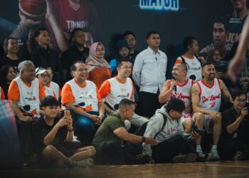 Wamenpora RI Taufik Hidayat ikut memeriahkan ajang Jogja Run D-City 2026 dengan menyaksikan pertandingan Basket Celebrity Match di GIK UGM, Sleman, Minggu (24/5) pagi.(foto: Nurohman/kemenpora.go.id)