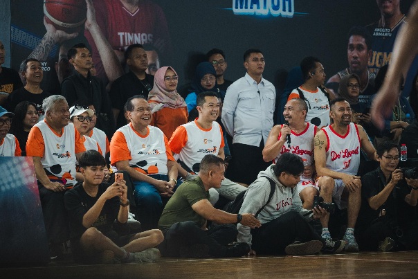 Wamenpora RI Taufik Hidayat ikut memeriahkan ajang Jogja Run D-City 2026 dengan menyaksikan pertandingan Basket Celebrity Match di GIK UGM, Sleman, Minggu (24/5) pagi.(foto: Nurohman/kemenpora.go.id)