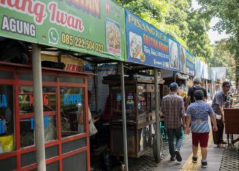 Trotoar dipenuhi pedagang.(Foto: Humas Pemkot Bandung)
