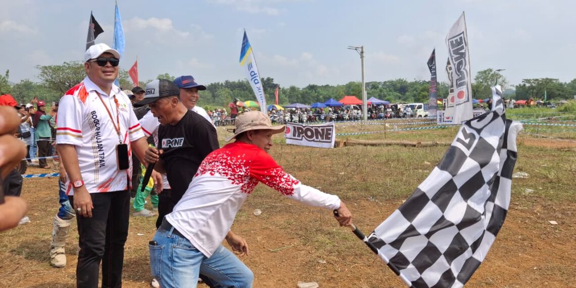 Wabup Bogor Jaro Ade melepas peserta Bogor Hujan Trail.(Foto: Humas Pemkab Bogor)