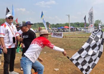 Wabup Bogor Jaro Ade melepas peserta Bogor Hujan Trail.(Foto: Humas Pemkab Bogor)