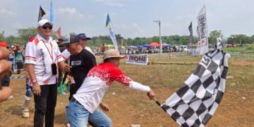 Wabup Bogor Jaro Ade melepas peserta Bogor Hujan Trail.(Foto: Humas Pemkab Bogor)